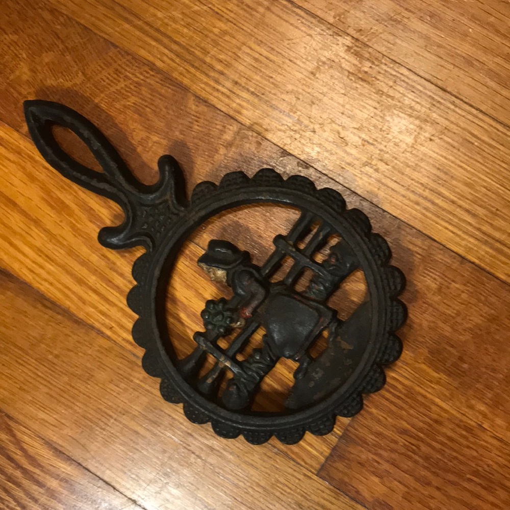 ANTIQUE BLACK IRON POT HOLDER